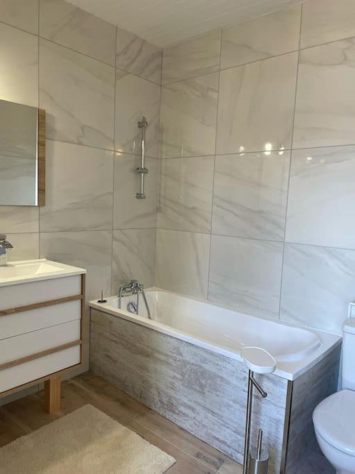 Agreable Maison De Village Avec Balcon Roiffieux المظهر الخارجي الصورة