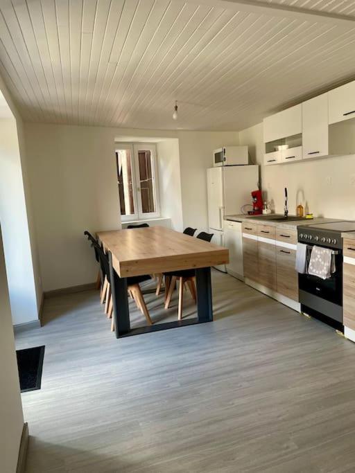 Agreable Maison De Village Avec Balcon Roiffieux المظهر الخارجي الصورة