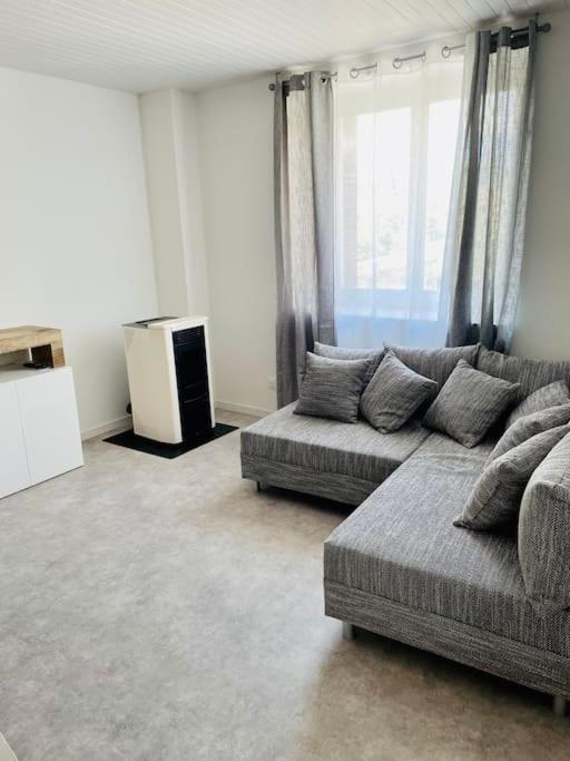 Agreable Maison De Village Avec Balcon Roiffieux المظهر الخارجي الصورة