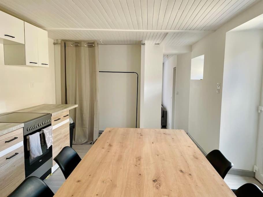 Agreable Maison De Village Avec Balcon Roiffieux المظهر الخارجي الصورة